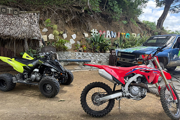 Moto y four wheel listos para excursiones